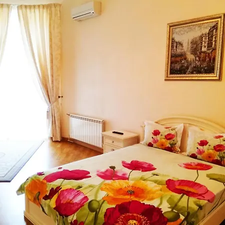 королевський шик, чотири пальні в самому серці одеси на італійській Apartment *