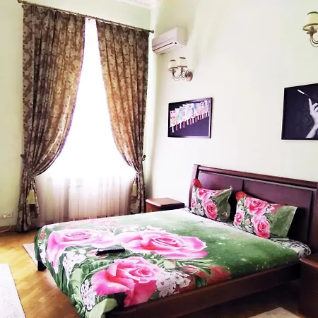 королевський шик, чотири пальні в самому серці одеси на італійській Apartment *